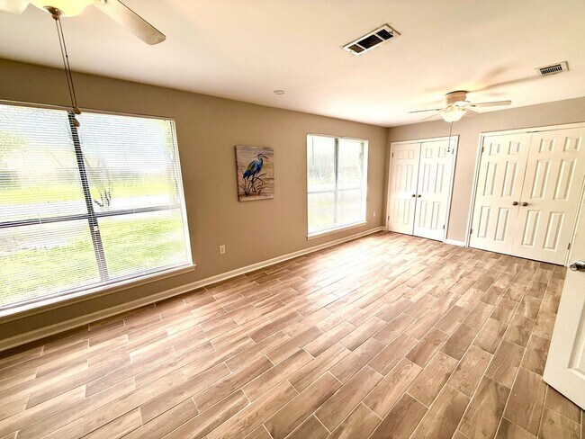 Building Photo - Stylish, Spacious & In a Prime Baton Rouge...
