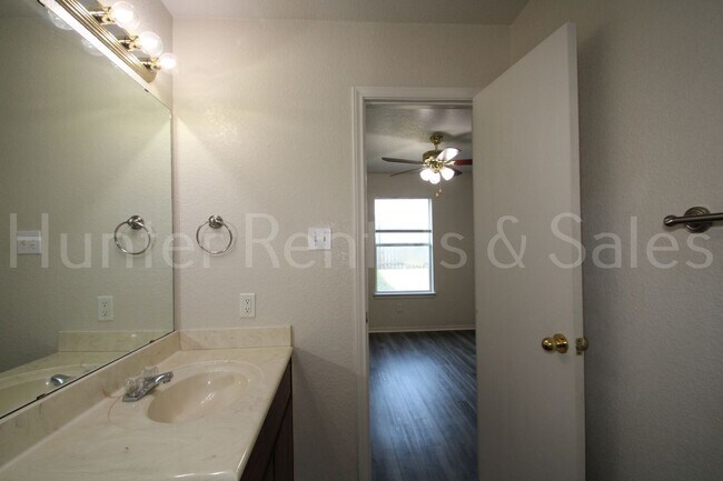 Building Photo - Spacious Duplex!