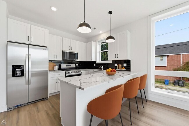 Building Photo - 3902 S Lake Park Ave