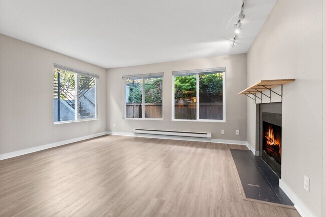 Building Photo - Bright Beacon Hill Condo in Secure Gated C...