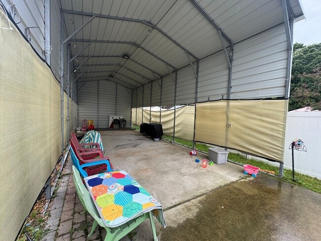 Building Photo - Spacious Three Bedroom Home
