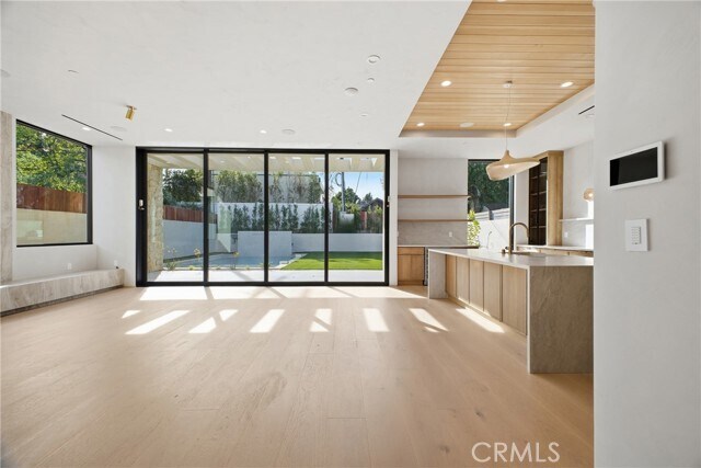 Building Photo - 4827 Stansbury Ave