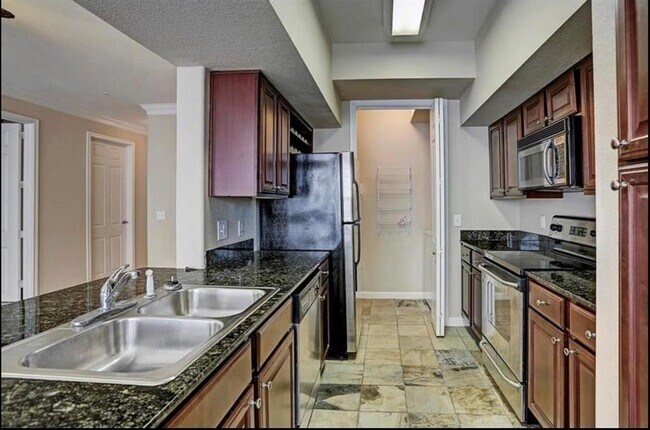 Building Photo - 7575 Kirby Dr