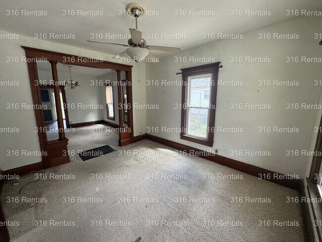 Building Photo - $799 - 2bed 1 bath - Single Family Home