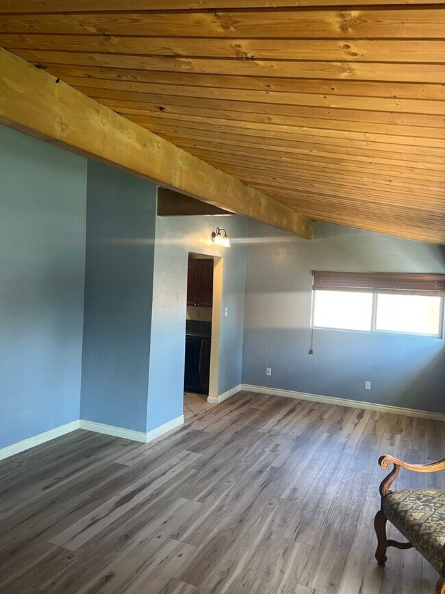 Building Photo - La Cresta/Bakersfield College Home with Pool