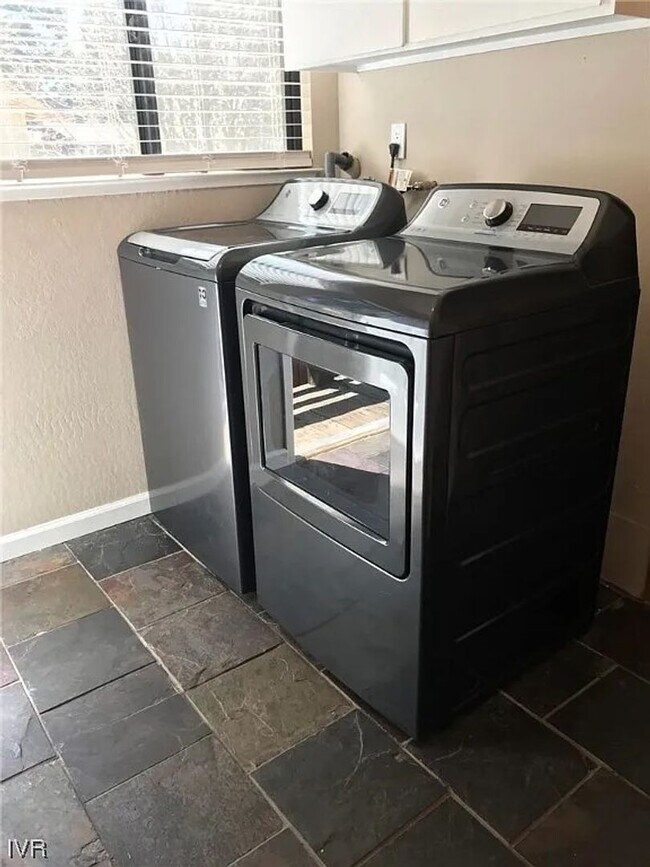 Building Photo - Oriole #2