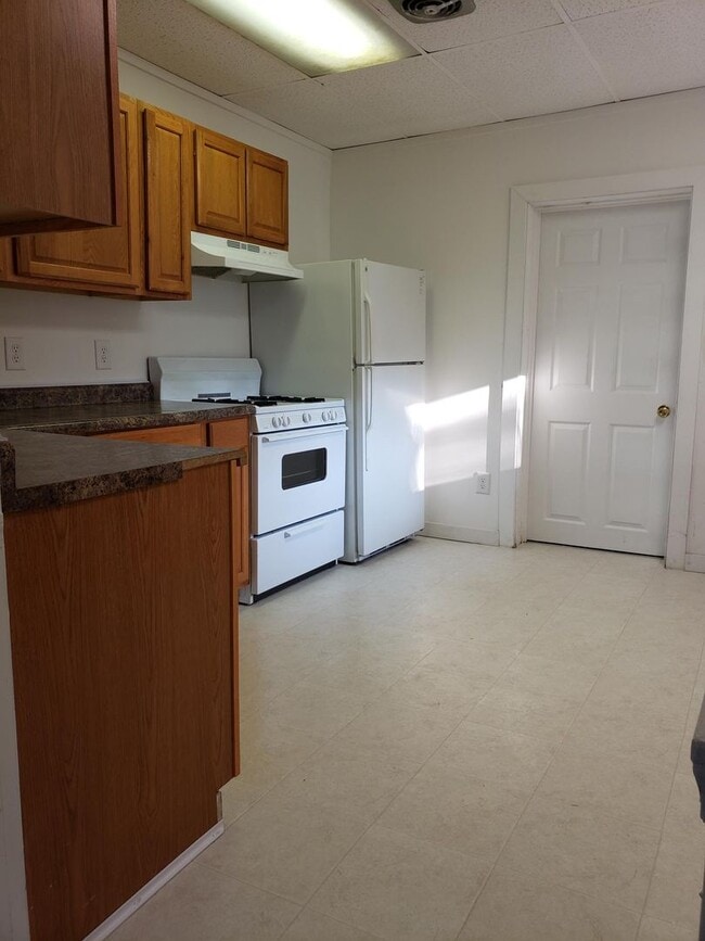 Building Photo - 5 Bedroom, 2 Bathroom