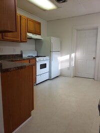 Building Photo - 5 Bedroom, 2 Bathroom