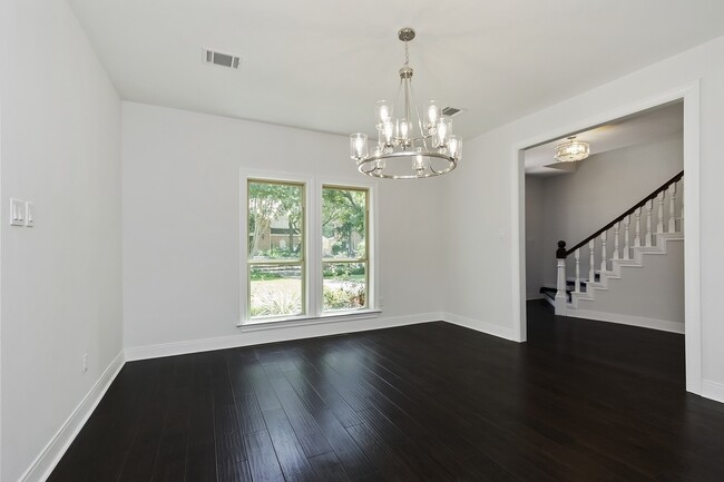 Building Photo - 810 Herdsman Dr