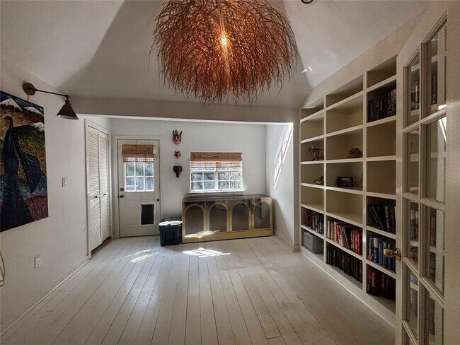 Building Photo - 917 E 39th St