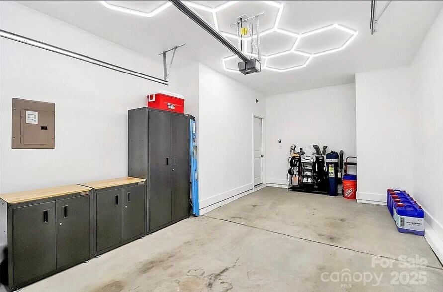 Building Photo - 16042 Red Buckeye Ln
