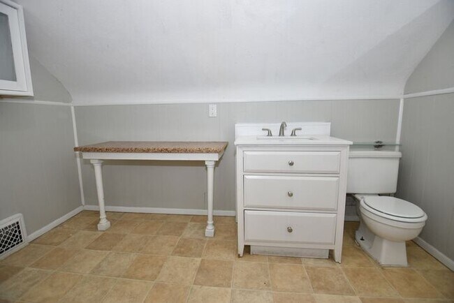 Building Photo - Near Downtown South Bend 3 bedroom home