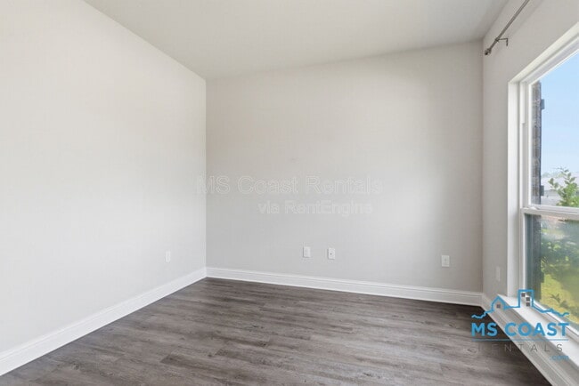Building Photo - 5723 Overland Dr