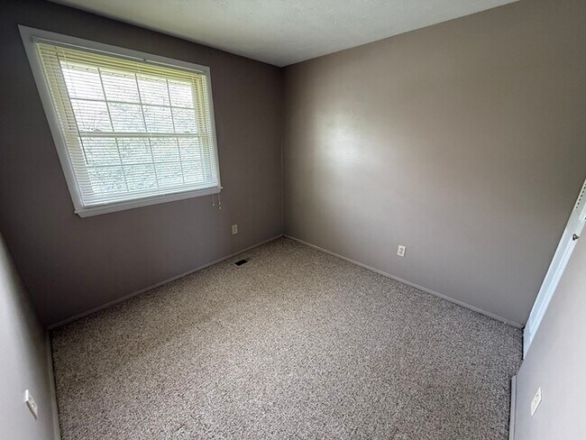 Building Photo - Stunning 3 beds 1.5 baths in Mineral Ridge