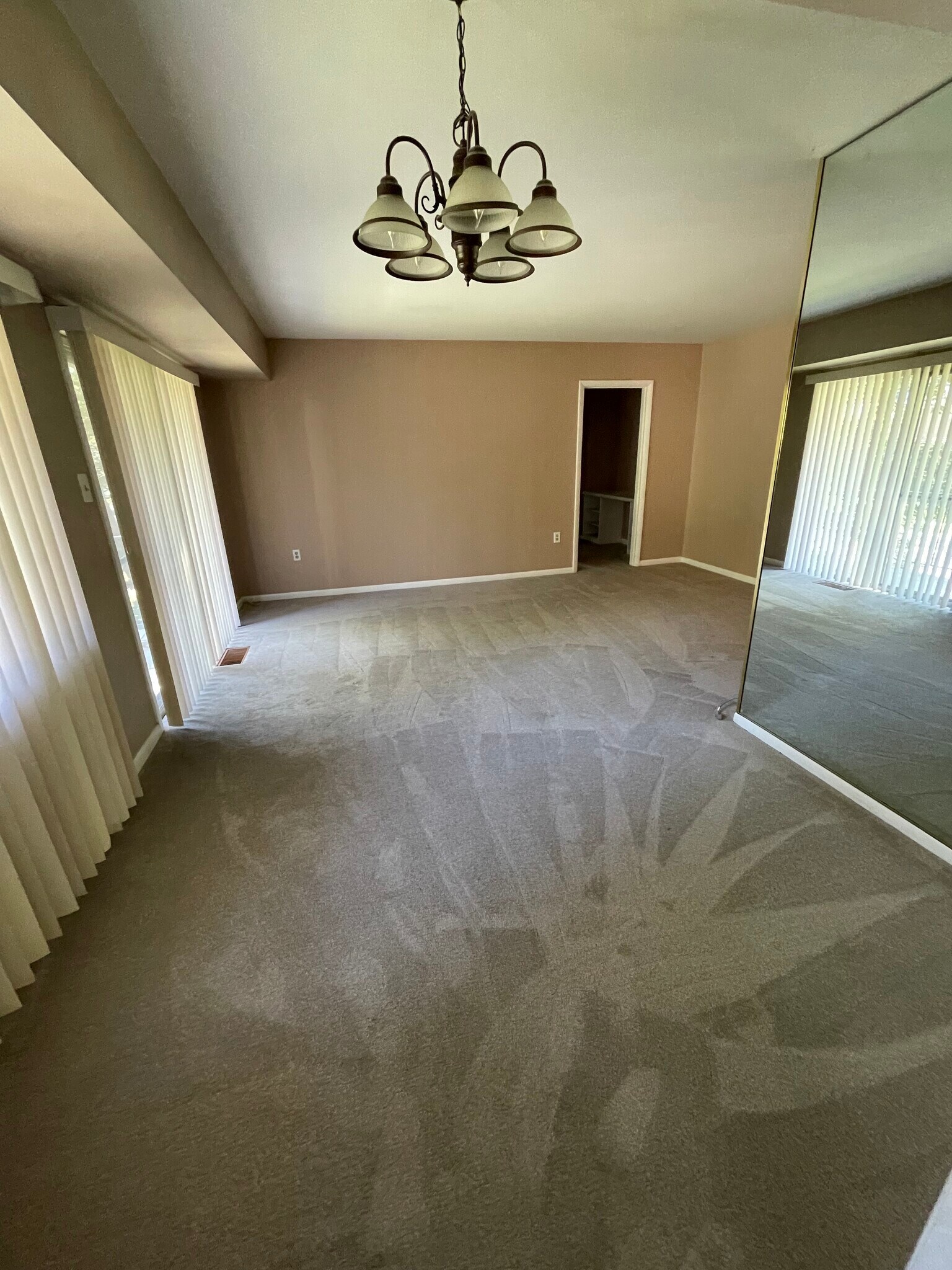 Dining area - 10638 Weymouth St