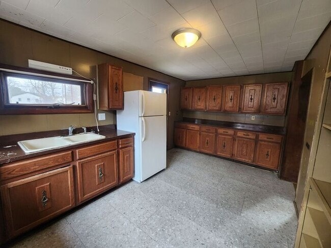 Building Photo - 2 Bedroom House in Newport, IN