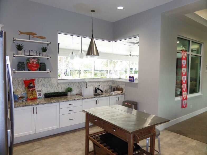 Building Photo - 5240 Sunshine Dr