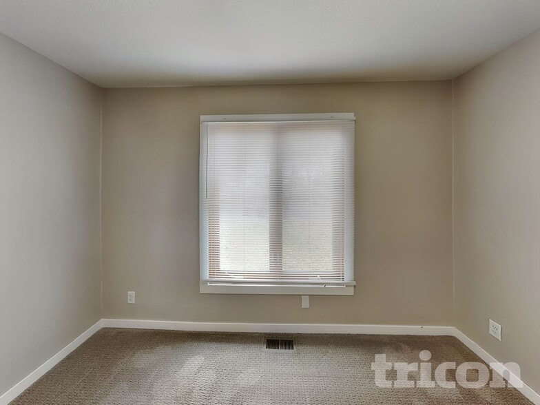 Building Photo - 14150 Rolling Oaks Cir NE