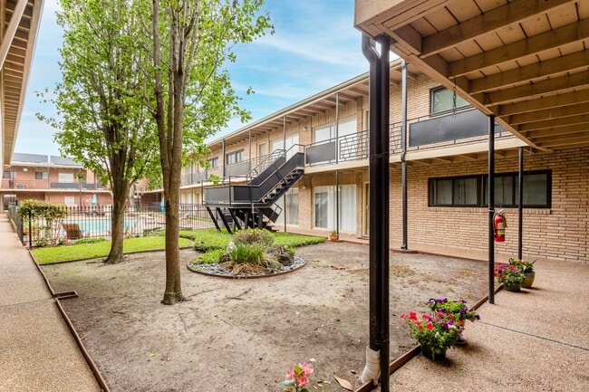 Building Photo - 3809 N Braeswood Blvd