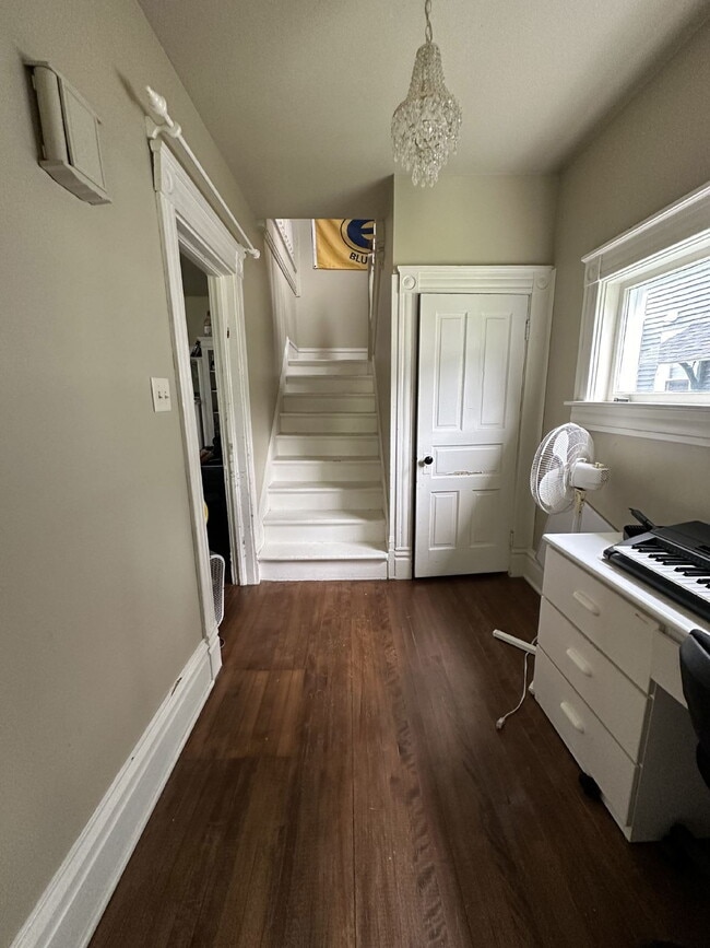 Building Photo - 4 Bedroom, 2 Bathroom Home In Randall Park Neighborhood