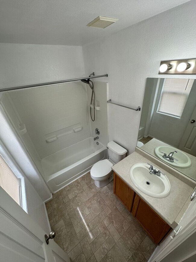Building Photo - 2057 Creekridge