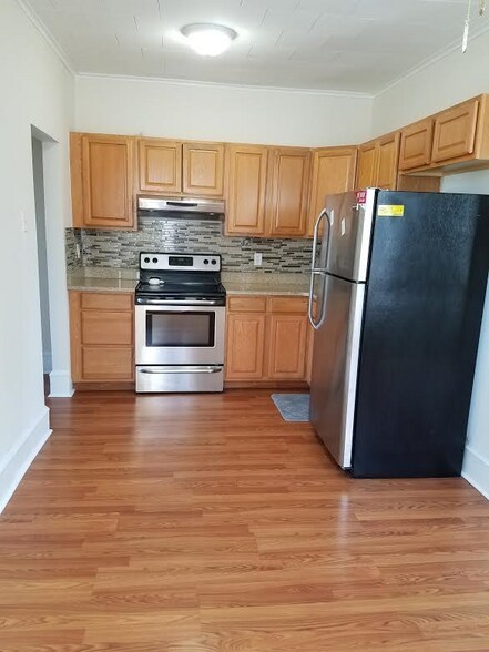 Kitchen - 1639 Sanderson Ave