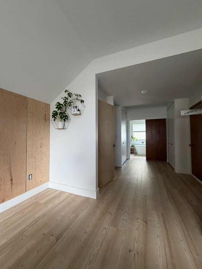 Building Photo - Located in downtown Lexington - close to W&L and VMI
