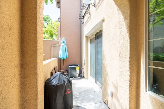 Building Photo - 3 Bedroom Townhome in the Escala Community of Mission Valley