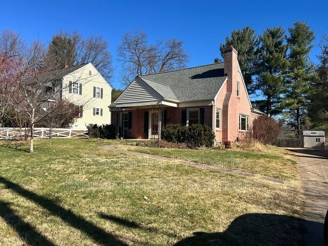 Building Photo - 127 College Cir