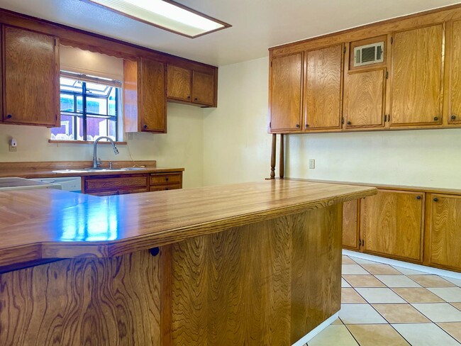 Building Photo - 1375 Mitchell Ln