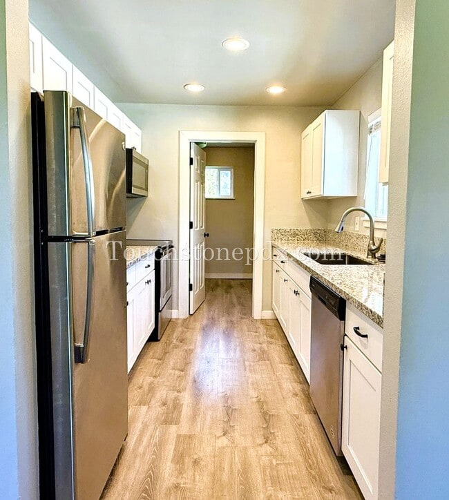 Building Photo - Beautifully Remodeled Home in Near Powell ...