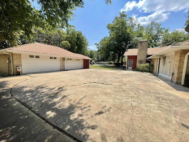 Building Photo - 230 East Fork Rd