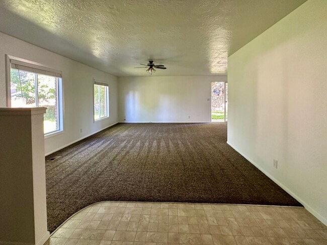 Building Photo - 3 Bedroom 2 Bathroom Single Story Home