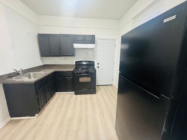 Building Photo - Refreshed 3bd/1bth House with Rear yard!!