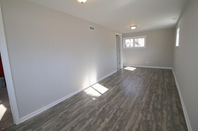 Building Photo - 460 E Thacker St