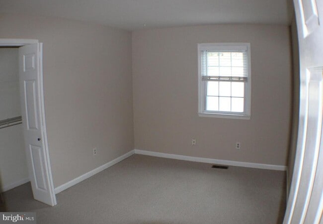 Building Photo - 5584 Queen Victoria Ct