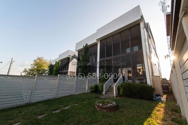 Building Photo - 420B 37th Ave N