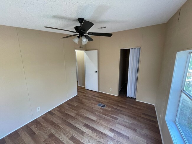 Building Photo - 3/2 Manufactured Home in the Country.