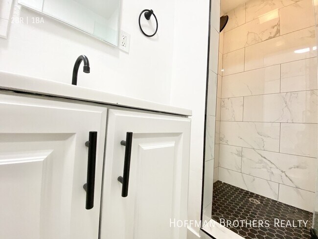 Building Photo - 902 Alandele Ave