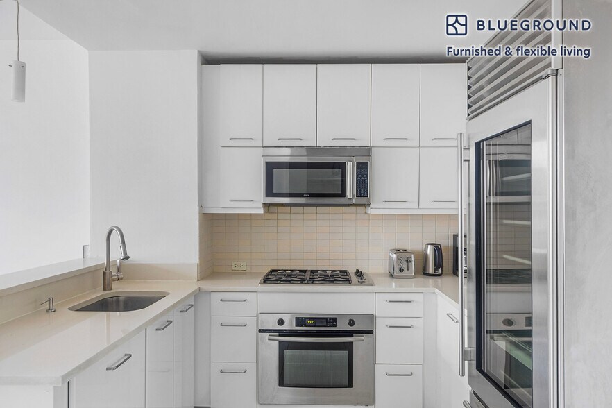 Building Photo - 635 W 42nd St