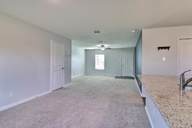 Building Photo - "Move-In Ready 3-Bed Home with Solar Panels, Washer, Dryer & Refrigerator!"