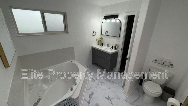 Building Photo - 1150 S Los Charros Dr