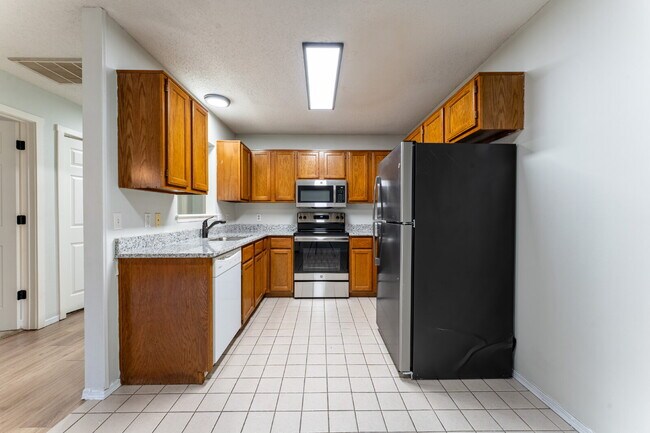 Building Photo - "Charming 2-Bed, 2-Bath Retreat with Grani...
