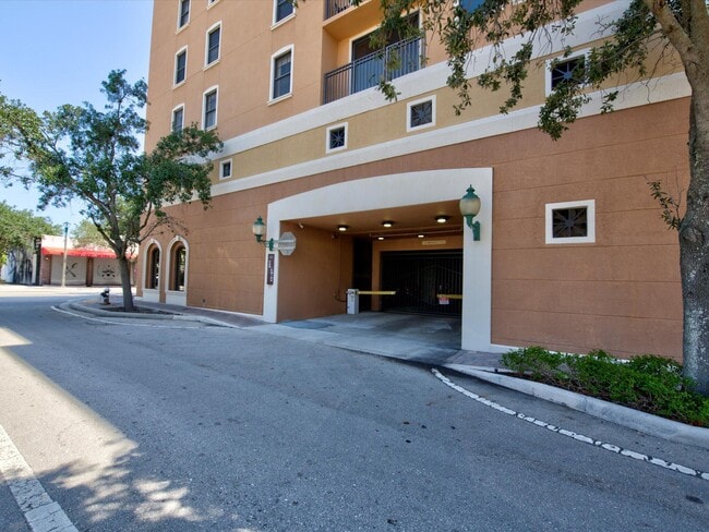 Building Photo - 511 Lucerne Ave