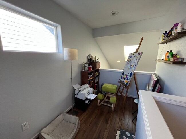 Building Photo - Lovely 2Bd + 2.5Ba in Beaverton!! Minutes Away From Nike! New Roof, Fence, Paint and Additional B...