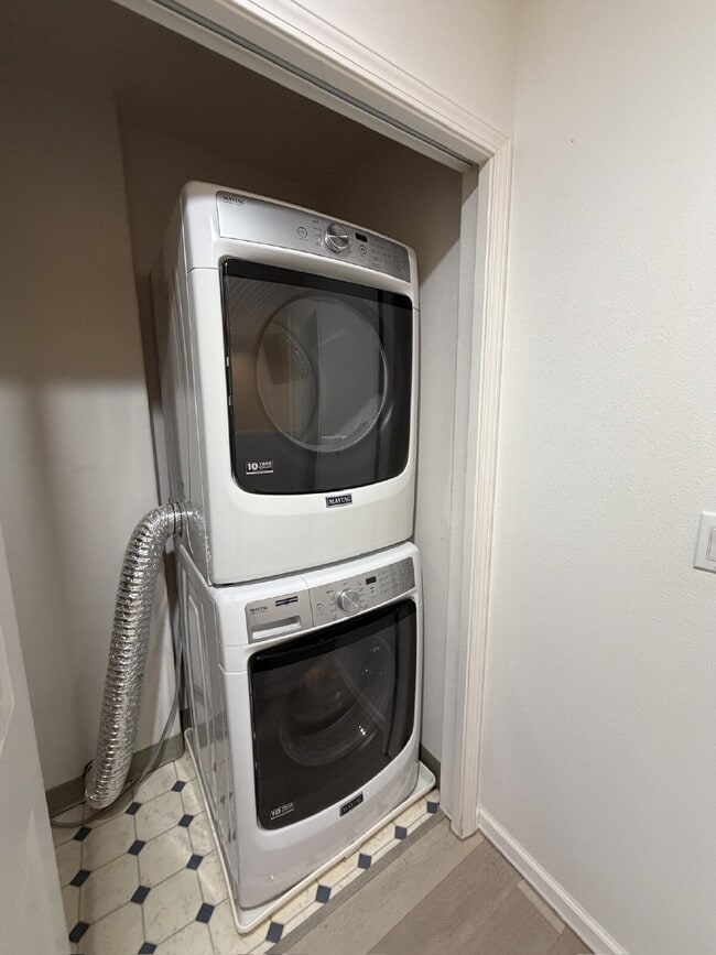 Building Photo - St. Johns 2-bedroom Condo