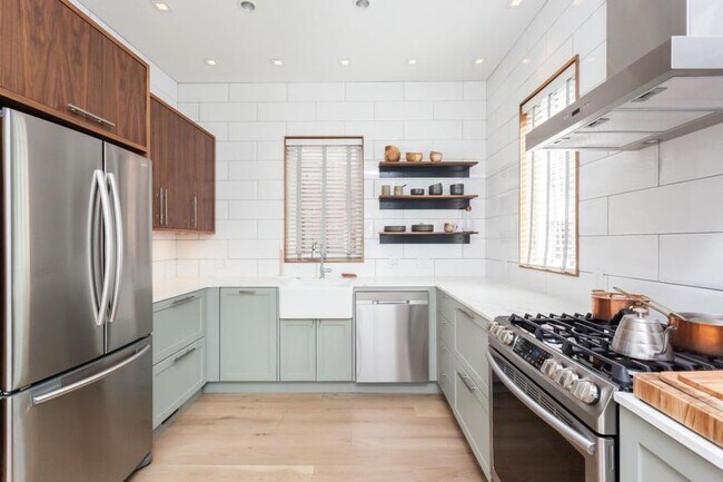 Building Photo - 3 bedroom in Chicago IL 60657
