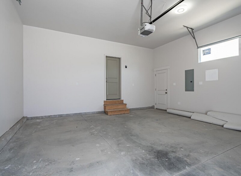 Two Car Garage - 1164 Jasper Loop