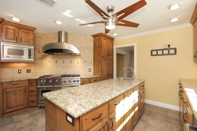 Building Photo - 722 Crossroads Dr