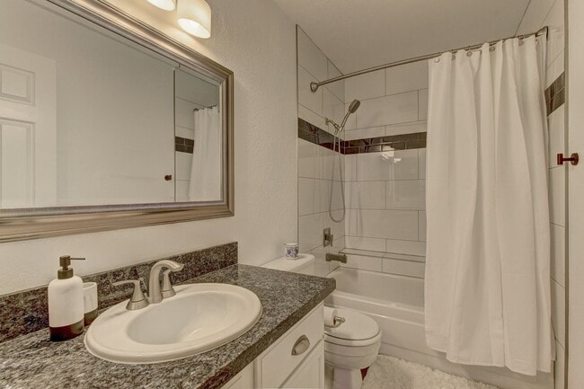 Building Photo - Fully furnished Condo in a great location!